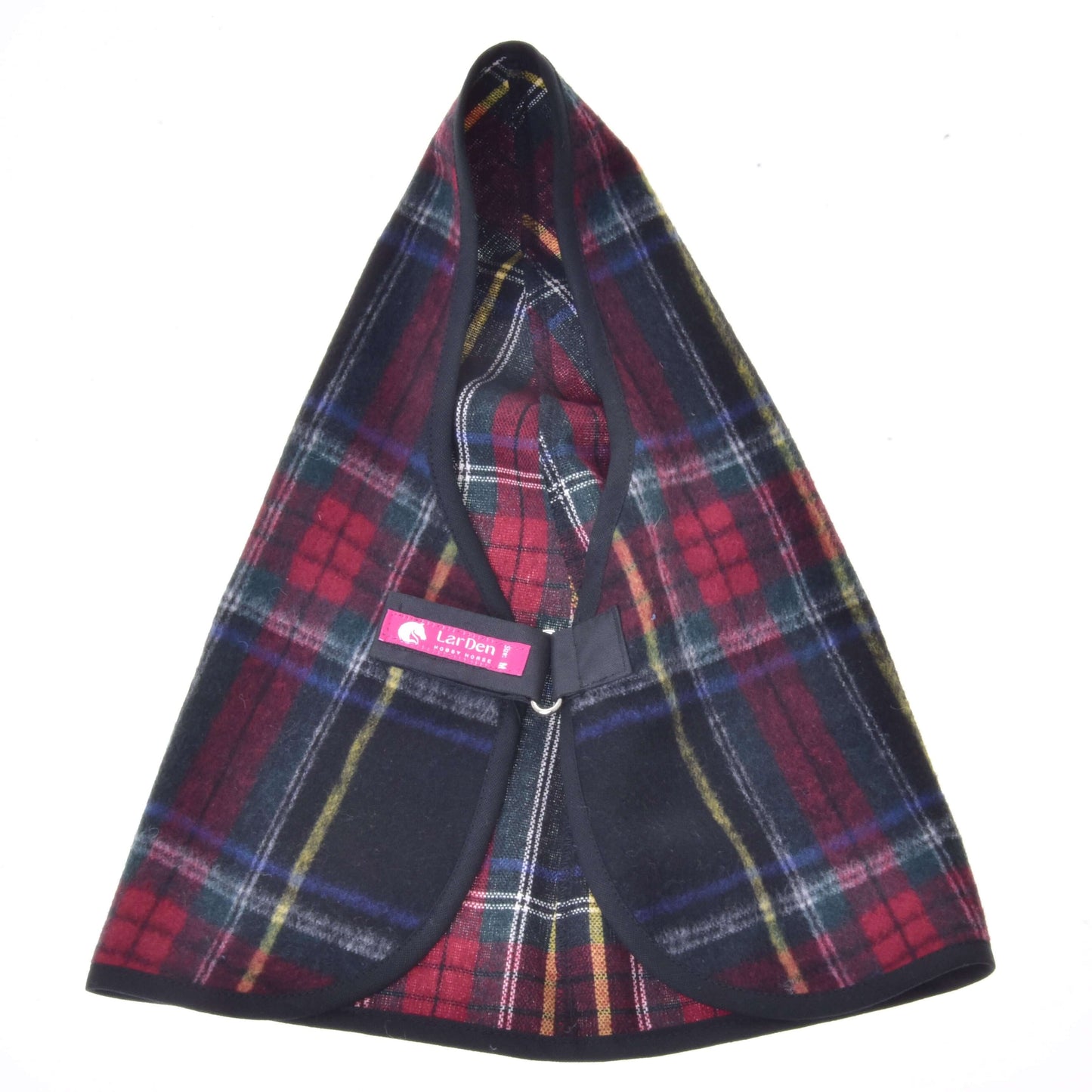 Deka stájová Edinburgh od Hobby Horse LarDen je kostkovaný plášť pro mazlíčka v červené, černé, žluté a bílé barvě s růžovým štítkem „Lari Dori“ a černým lemováním, inspirovaný tradičním designem deky, zobrazený naplocho na bílém pozadí.