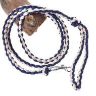 Hobby Horse - pletené vodítko Cremo-Blue od Hobby Horse LarDen se stočeným ručně pleteným tmavě modrým a béžovým vodítkem se stříbrným kovovým zapínáním, zobrazené omotané kolem dřeva na bílém pozadí.