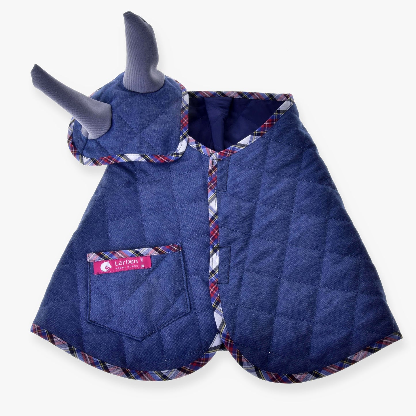 Set Jeans od Hobby Horse LarDen je stylová psí bunda s kostkovaným lemem, s malou kapsou a ladící pokrývkou hlavy – ideální pro hravé kostýmy pro mazlíčky nebo ke sladění se sadou čabraky.