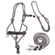 Provazový set Splendid od Hobby Horse LarDen, šedá provazová ohlávka s černými a béžovými omoty a kovovými karabinami, vhodná pro koně, hospodářská zvířata nebo Hobby Horse, na bílém pozadí.