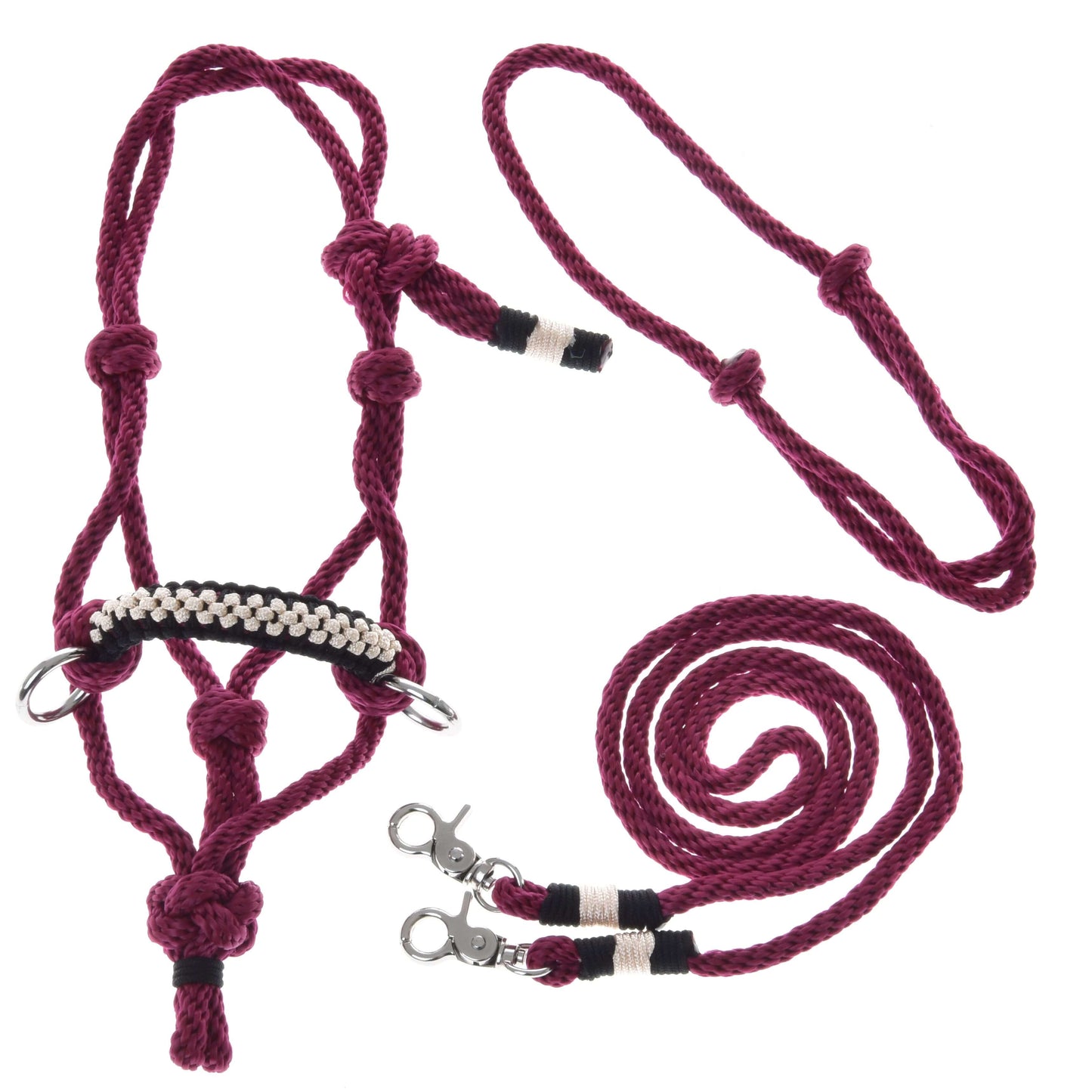 Provazový set Burgundy od Hobby Horse LarDen, vínová provazová ohlávka se stříbrnými kroužky, černobílými tkanými akcenty, ladícími otěžemi a vodítkem se dvěma stříbrnými karabinami – ideální do vaší sbírky Hobby Horse.
