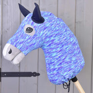 Hobby Horse ochranný oblek Sea (Lycra) od Hobby Horse LarDen je modrobílý skvrnitý pratelný potah s černými ušima a šedým čenichem, s přátelským obličejem a zobrazený na pozadí dřevěného obkladu.