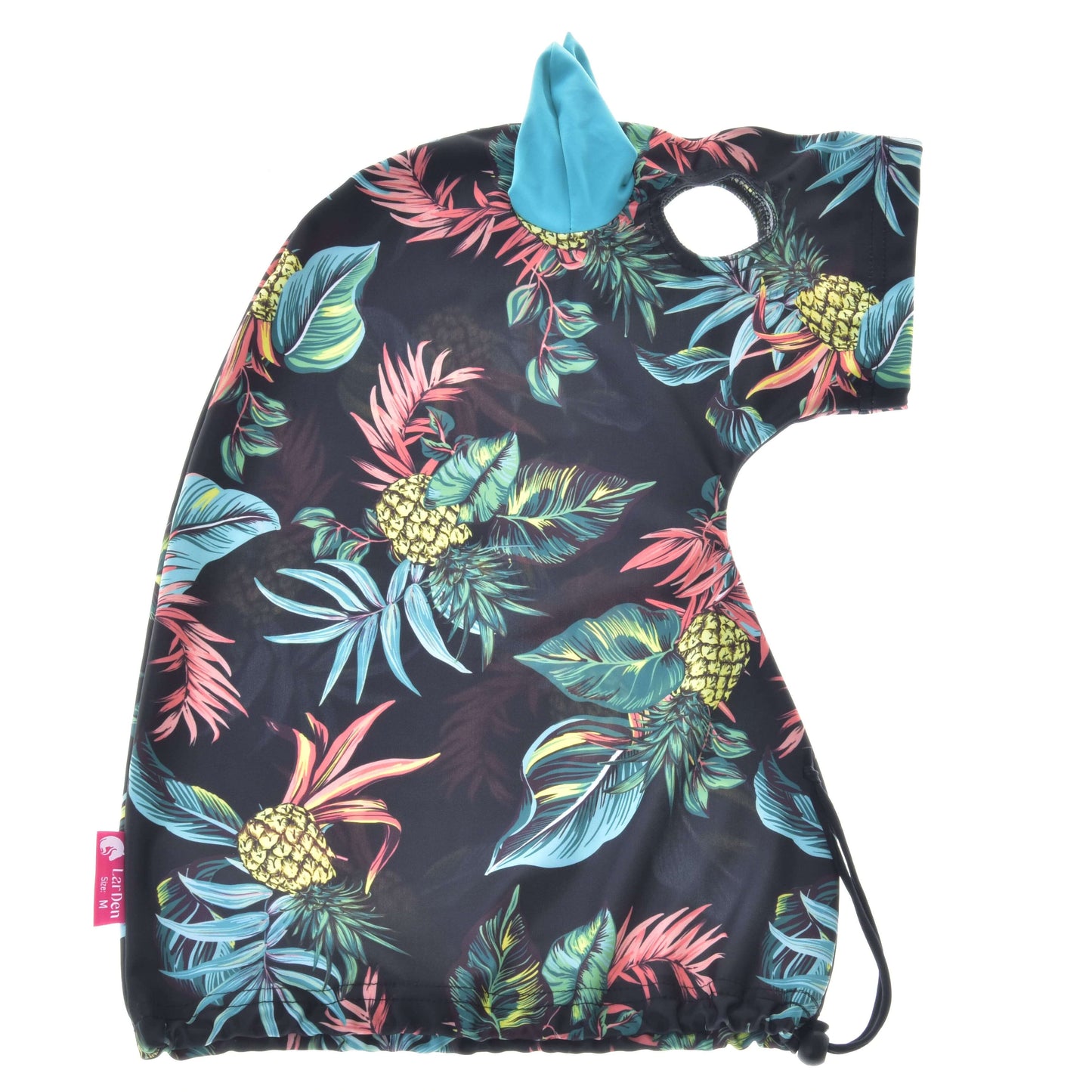 Hobby Horse ochranný oblek Pineapple (Lycra) od Hobby Horse LarDen je potah ve tvaru koňské hlavy s tropickým potiskem ananasů a listů, modrým detailem ucha a stahovací šňůrkou, ideální pro ochranu vašeho Hobby Horse.