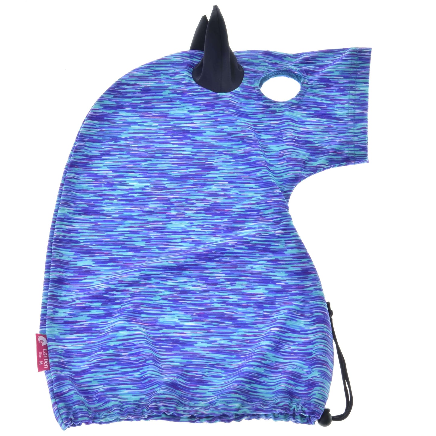 Hobby Horse ochranný oblek Sea (Lycra) od Hobby Horse LarDen je pratelný potah v modrofialovém vzoru ve tvaru koňské hlavy s černým rohem, uchem, výřezem na obličej a spodní stahovací šňůrkou pro pevné upevnění.
