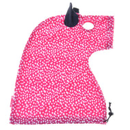 Hobby Horse ochranný oblek Minie (Lycra) od Hobby Horse LarDen je výrazně růžový potah s bílými puntíky, černým uchem, horním otvorem a černou stahovací šňůrkou. Je pratelný a udrží váš Hobby Horse čistý a chráněný.