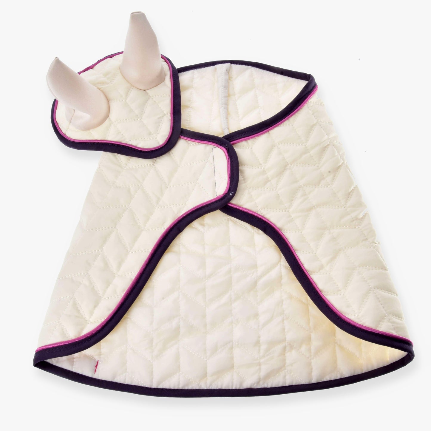 Set Supreme Crema od Hobby Horse LarDen, prošívaný krémový oděv s fialovým lemem a růžovými akcenty, navržený pro útulné obepnutí těla a s čabrakou ve tvaru rohů. Zobrazený položený naplocho na bílém pozadí.