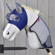 Hobby Horse LarDen Set Fly Combo se šedou hračkou Hobby Horse, modrou síťovanou maskou proti hmyzu a ladící šedo-modrou síťovanou dekou proti hmyzu, ideální pro fanoušky Hobby Horsing, na dřevěném pozadí.