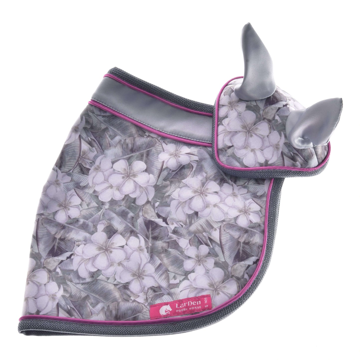 Set Grey Flower od Hobby Horse LarDen s čabrakou s květinovým vzorem a ladící podsedlovou dečkou v šedé a levandulové barvě s růžovým lemováním, tvořící půvabnou dekoraci pro koně, zobrazený na bílém pozadí.
