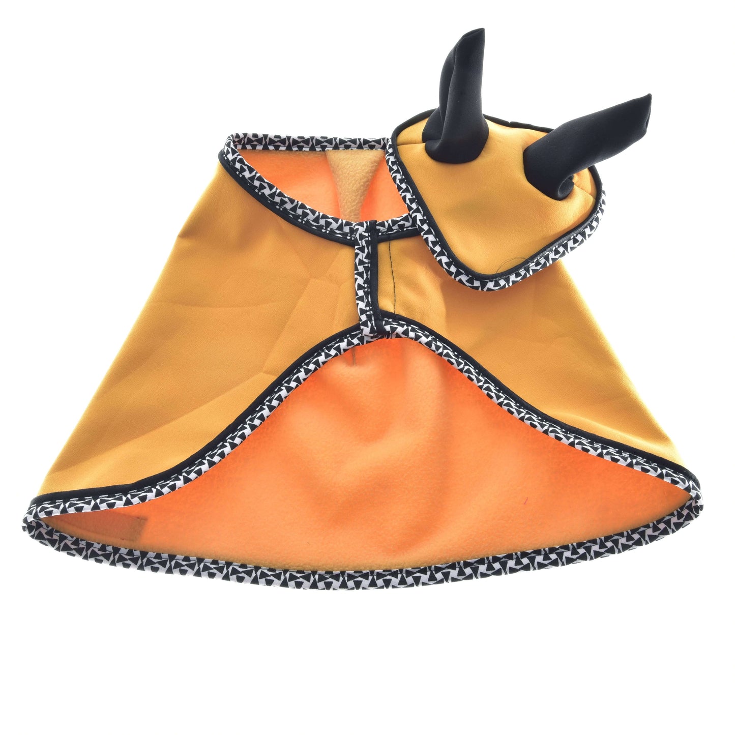 Set Yellow Beauty od Hobby Horse LarDen je žlutý pláštík pro mazlíčka s černobílým lemováním a dvěma černými rohovitými prvky na kapuci, připomínajícími ušní návlek, zobrazený na bílém pozadí.