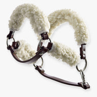 Hnědá ohlávka z koženky s kompletním beránkem od Hobby Horse LarDen má bílé fleecové polstrování na nánosníku, nátylníku a lícnicích, ideální pro Hobby Horse, zobrazená na bílém pozadí.
