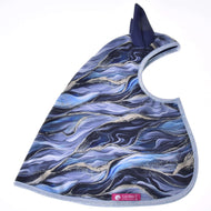 Pláštěnka Galaxy Cobalt od Hobby Horse LarDen s modrým, černým a stříbrným mramorovým vzorem, tmavě modrým krytím uší a světle šedým lemem, navržená k ochraně hlavy a krku vašeho Hobby Horse. Zobrazená naplocho na bílém pozadí.