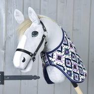 Deka pro Hobby Horse Indian na šedém Hobby Horse s modrým a bílým geometrickým vzorem