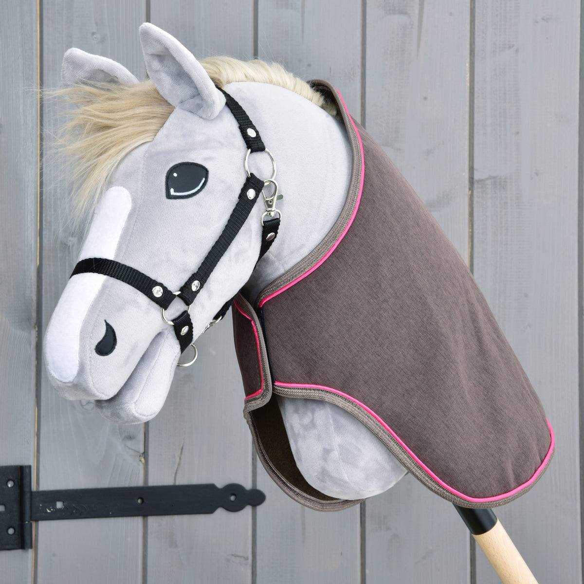 Hnědá deka pro Hobby Horse s jasně růžovým lemováním na šedém Hobby Horse