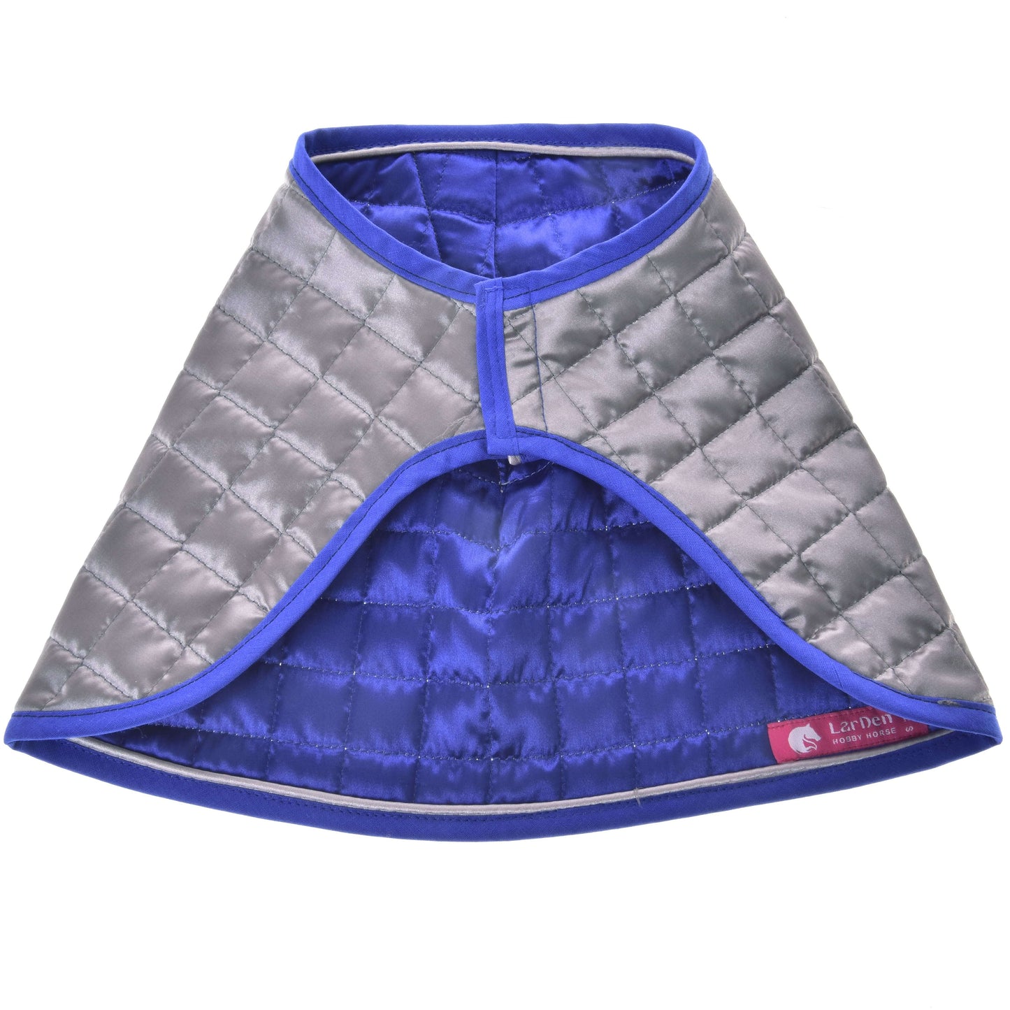 Deka DeLuxe Blue oboustranná od Hobby Horse LarDen, prošívaný stříbrno-modrý plášť pro mazlíčky se zapínáním na suchý zip u krku, modrým lemováním a červeným štítkem LarDen – ideální jako tréninková deka pro koně nebo pro hru na ochranu koně.