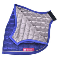Deka DeLuxe Blue oboustranná od Hobby Horse LarDen, prošívaný modrošedý tréninkový přehoz pro koně se suchým zipem, s růžovým vnitřním štítkem s bílým textem a logem koně pro větší styl.