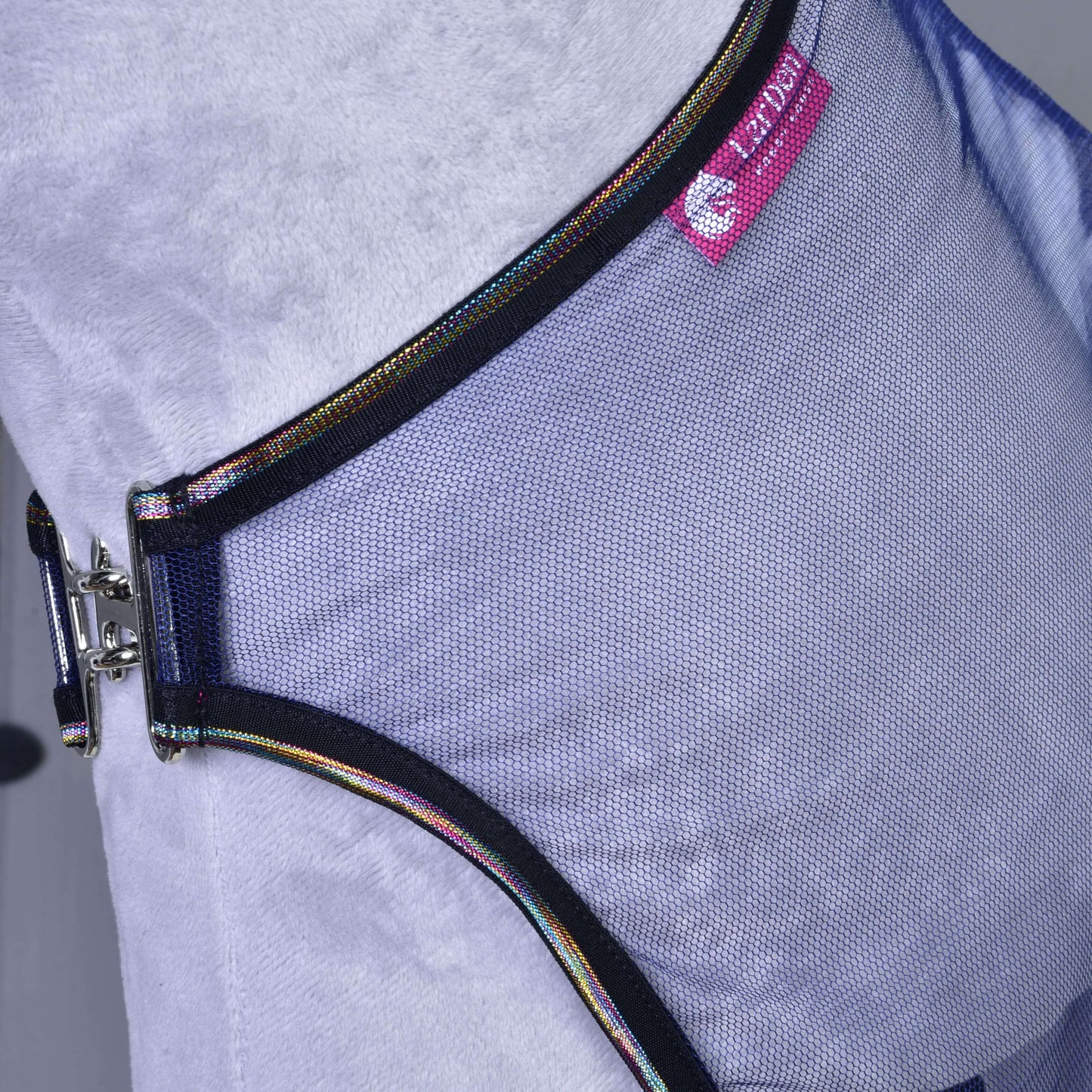 Detail deky proti hmyzu LarDen od Hobby Horse LarDen, světle fialového postroje pro mazlíčky z PES s černým lemováním, kovovou přezkou a malým růžovým štítkem na měkkém šedém povrchu — ideální na procházky nebo Hobby Horse dobrodružství.