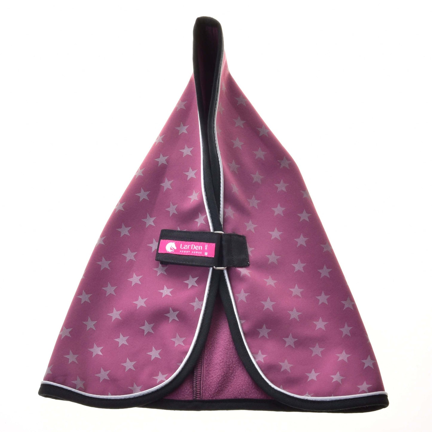 Deka stájová Purple od Hobby Horse LarDen se světle šedými hvězdami, černým lemem a růžovým štítkem Lorentz na suchém zipu, položená naplocho na bílém pozadí.