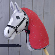 Hobby Horse LarDen plyšový Hobby Horse s černou uzdečkou a dekou Deka stájová Raspberry, nasazený na dřevěné tyči — ideální pro nápaditou hru a trénink s koněm před jakýmkoli pozadím.