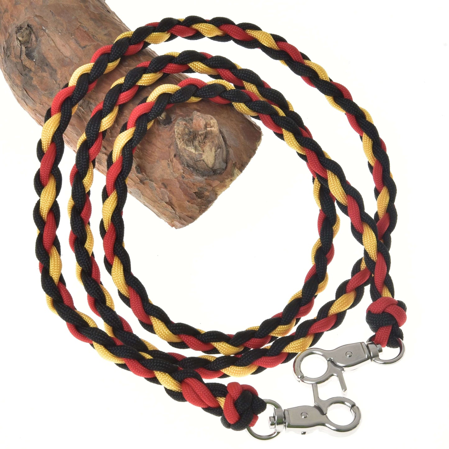 Hobby Horse LarDen Otěže Flag, pletené polypropylenové lanové vodítko v černé, červené a žluté barvě, stočené kolem dřeva a inspirované ručně vyráběnými otěžemi. Má stříbrné kovové karabiny na obou koncích.