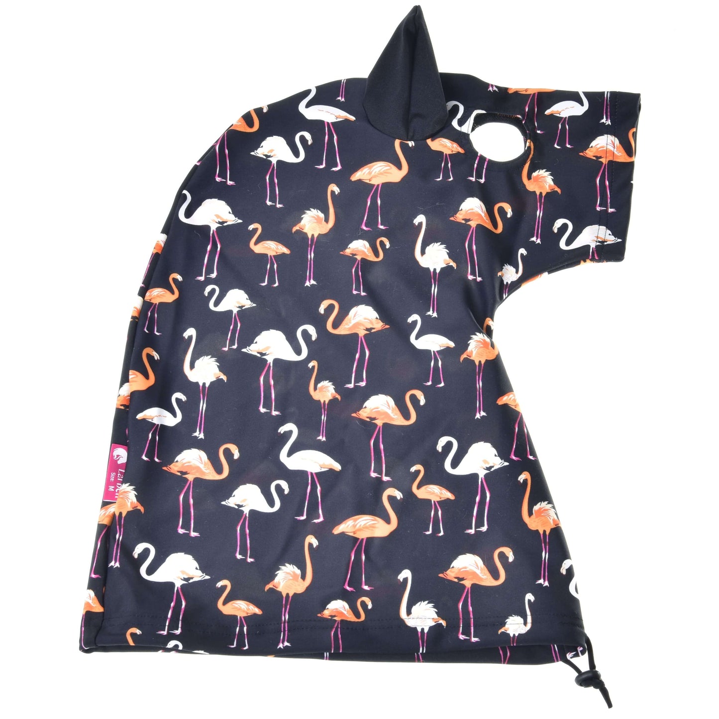 Hobby Horse Lycra ochranný oblek Flamingo od Hobby Horse LarDen, tmavě modrá pláštěnka nebo deka s kapucí s bílými a oranžovými plameňáky, z měkké lycry, s malým detailem ucha na kapuci a nastavitelnou stahovací šňůrkou dole.