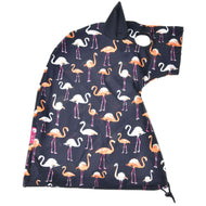Hobby Horse Lycra ochranný oblek Flamingo od Hobby Horse LarDen, tmavě modrá pláštěnka nebo deka s kapucí s bílými a oranžovými plameňáky, z měkké lycry, s malým detailem ucha na kapuci a nastavitelnou stahovací šňůrkou dole.