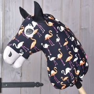 Hobby Horse Lycra ochranný oblek Flamingo od Hobby Horse LarDen s lycrovým potahem s oranžovými a bílými plameňáky na tmavém podkladu, nasazený na dřevěné tyči před stěnou z dřevěných panelů.