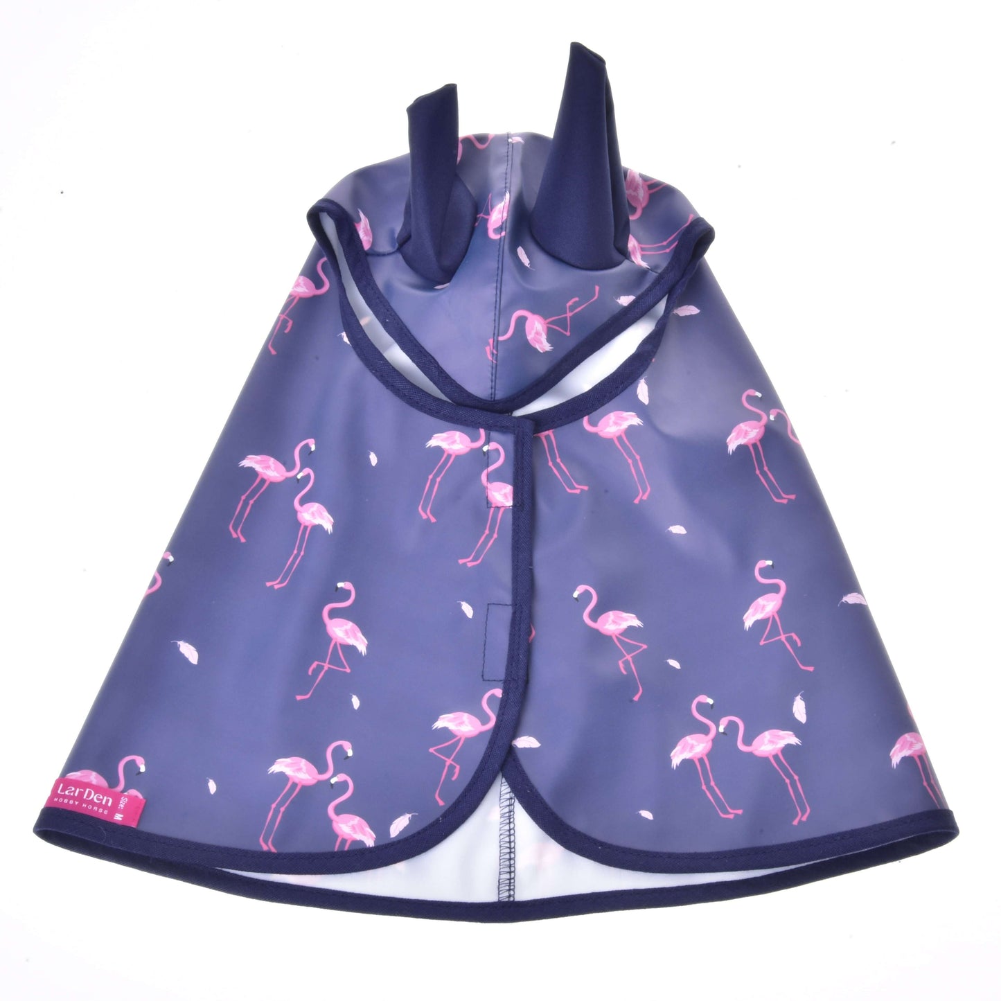Pláštěnka Flamingo od Hobby Horse LarDen je modrá pláštěnka pro mazlíčky s růžovými plameňáky a dvěma klopami kapuce připomínajícími uši, ideální do každého počasí. Je zobrazená naplocho s otevřenou přední částí a malým štítkem Laz Dera v levém dolním rohu.