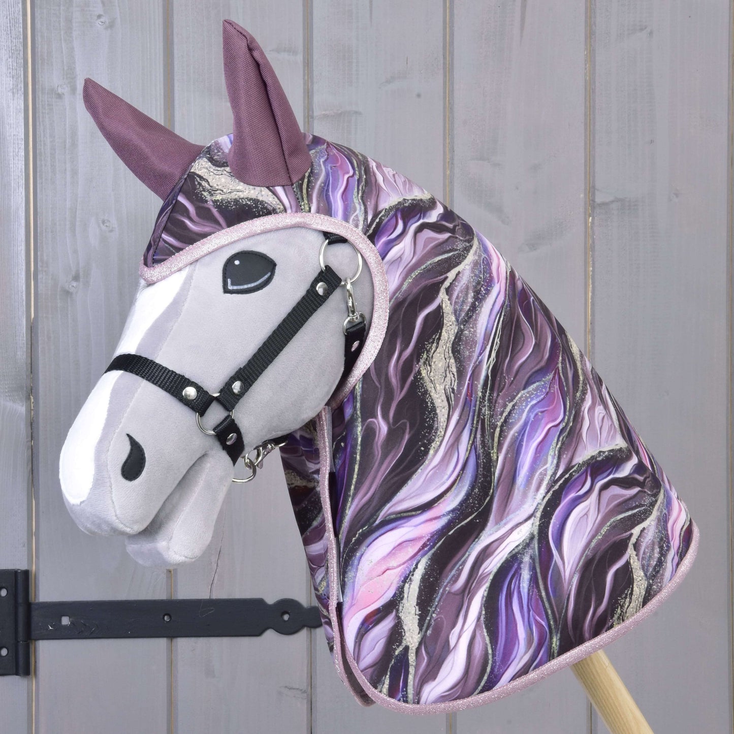 Pláštěnka Galaxy Space od Hobby Horse LarDen s plyšovou hlavou Hobby Horse, černou uzdečkou a kapucí s vířivým vzorem ve fialové, černé a bílé barvě – ideální pro každé dobrodružství, za deště i za slunce.