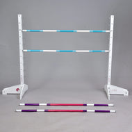 Set překážky kolmák 120 cm + 2 ks bariérky od Hobby Horse LarDen s bílým nastavitelným stojanem nesoucím dvě modrobílé pruhované tyče a červené a fialové bariérky na šedé podlaze. Ideální pro Hobby Horsing, s jednolitým šedým pozadím.