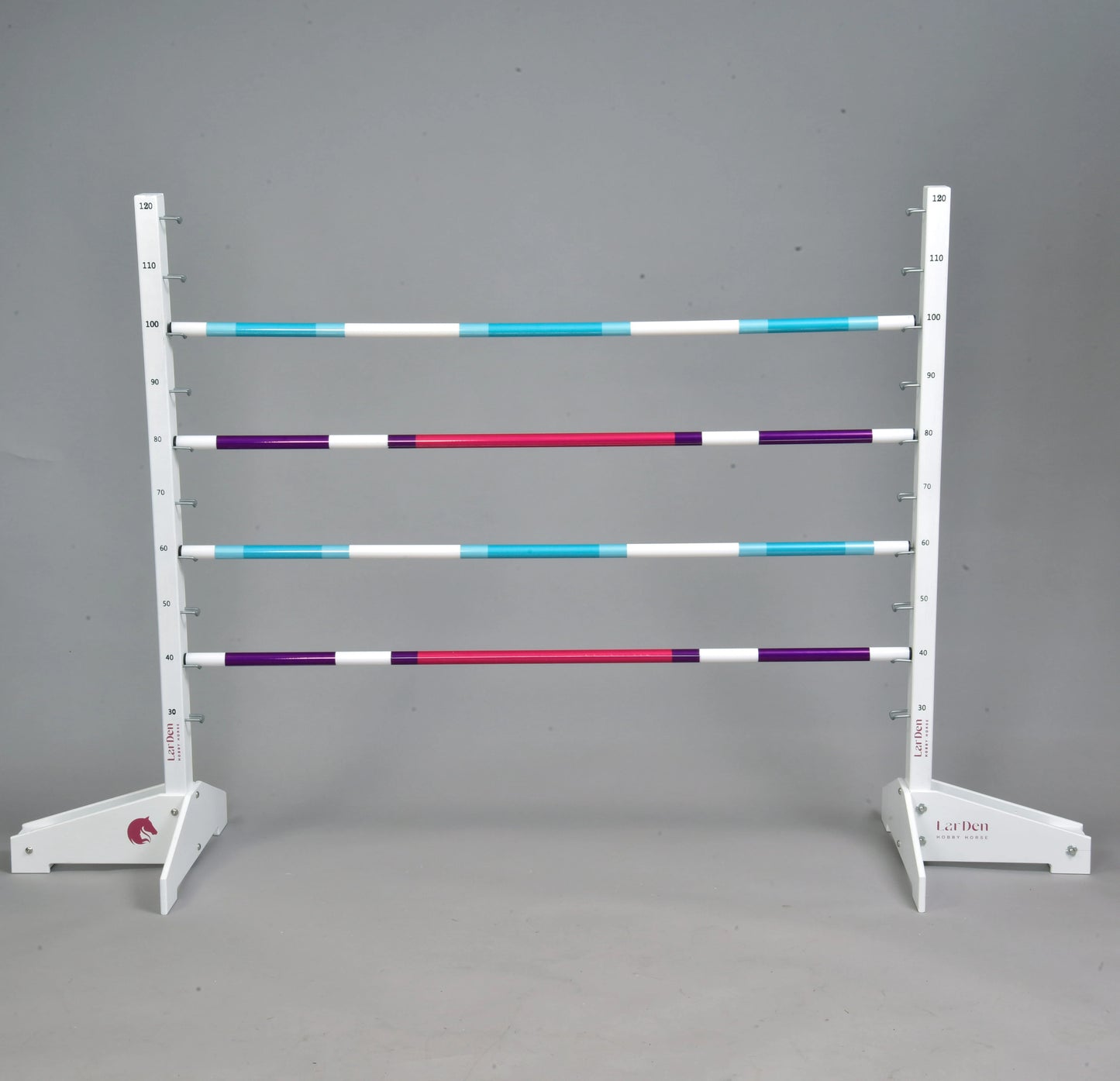 Set překážky kolmák 120 cm + 2 ks bariérky od Hobby Horse LarDen se čtyřmi vodorovnými tyčemi v bílé, tyrkysové, fialové a červené barvě na výškově nastavitelném bílém stojanu, ideální pro Hobby Horsing uvnitř i venku.
