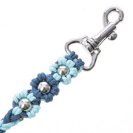 Hobby Horse - vodítko Bloom Blue od Hobby Horse LarDen, detail modrého pleteného materiálu s kovovými ozdobami ve tvaru květin a lesklou stříbrnou karabinou, ideální jako kvalitní vybavení pro Hobby Horse.