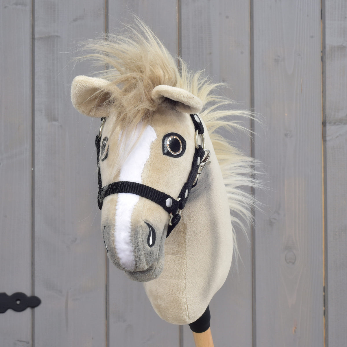 Hobby Horse Ivory Dream s černou ohlávkou – velikost XS od Hobby Horse LarDen, béžovo-bílý plyšový design s knoflíkovýma očima a huňatou hřívou, na světlém dřevěném pozadí.