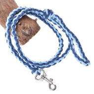 Hobby Horse - pletené vodítko Double Blue od Hobby Horse LarDen, měkké paracordové vodítko s kvalitní karabinou, omotané kolem kusu dřeva.