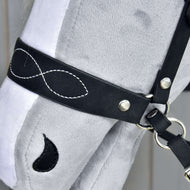 Detail hlavy šedého plyšového Hobby Horse s Kompletní uzdečkou bezudidlovou zdobenou od Hobby Horse LarDen, zdobenou bílým prošitím ve tvaru symbolu nekonečna a černou skvrnou ve tvaru kapky u oka.