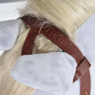Detail plyšové koňské hlavy se světle šedými ušima, krémovou hřívou a hnědou Kompletní westernovou uzdečkou jednouška z kůže od Hobby Horse LarDen s prošíváním, raženým logem a dělenými otěžemi.
