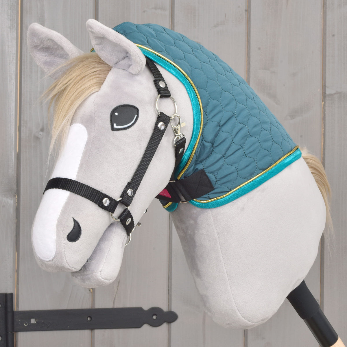 Zelená prošívaná deka pro Hobby Horse s odnímatelným nákrčníkem z boku na šedém Hobby Horse