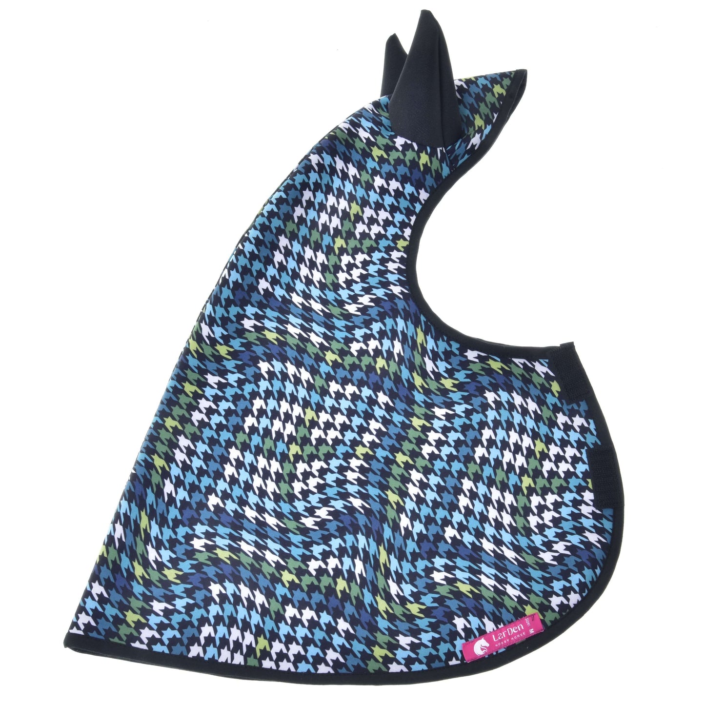 Pláštěnka Lara od Hobby Horse LarDen je psí plášť do každého počasí s modrým, černým, bílým a zeleným kohoutím vzorem, kryty uší a růžovým štítkem na spodním okraji.