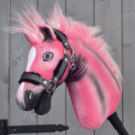 Limitovaná edice Hobby Horse LarDen Pinkie s třpytivou ohlávkou, s huňatou hřívou a bílou skvrnou na obličeji, umístěná před šedými dřevěnými panely.