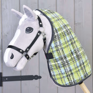 Detail šedé hračky Hobby Horse na tyči s černou ohlávkou a dekou Deka stájová Lemon Blue od Hobby Horse LarDen na dřevěném pozadí.