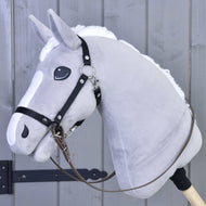 Šedý Hobby Horse od Hobby Horse LarDen s bílou hřívou, černou bezudidlovou uzdečkou a světle hnědými otěžemi, nasazený na dřevěné tyči před šedým dřevěným plotem.