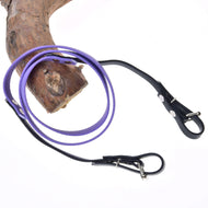 Otěže pogumované Light purple od Hobby Horse LarDen stočené na větvi stromu na bílém pozadí, připomínající kvalitu otěží k bezudidlové uzdečce.