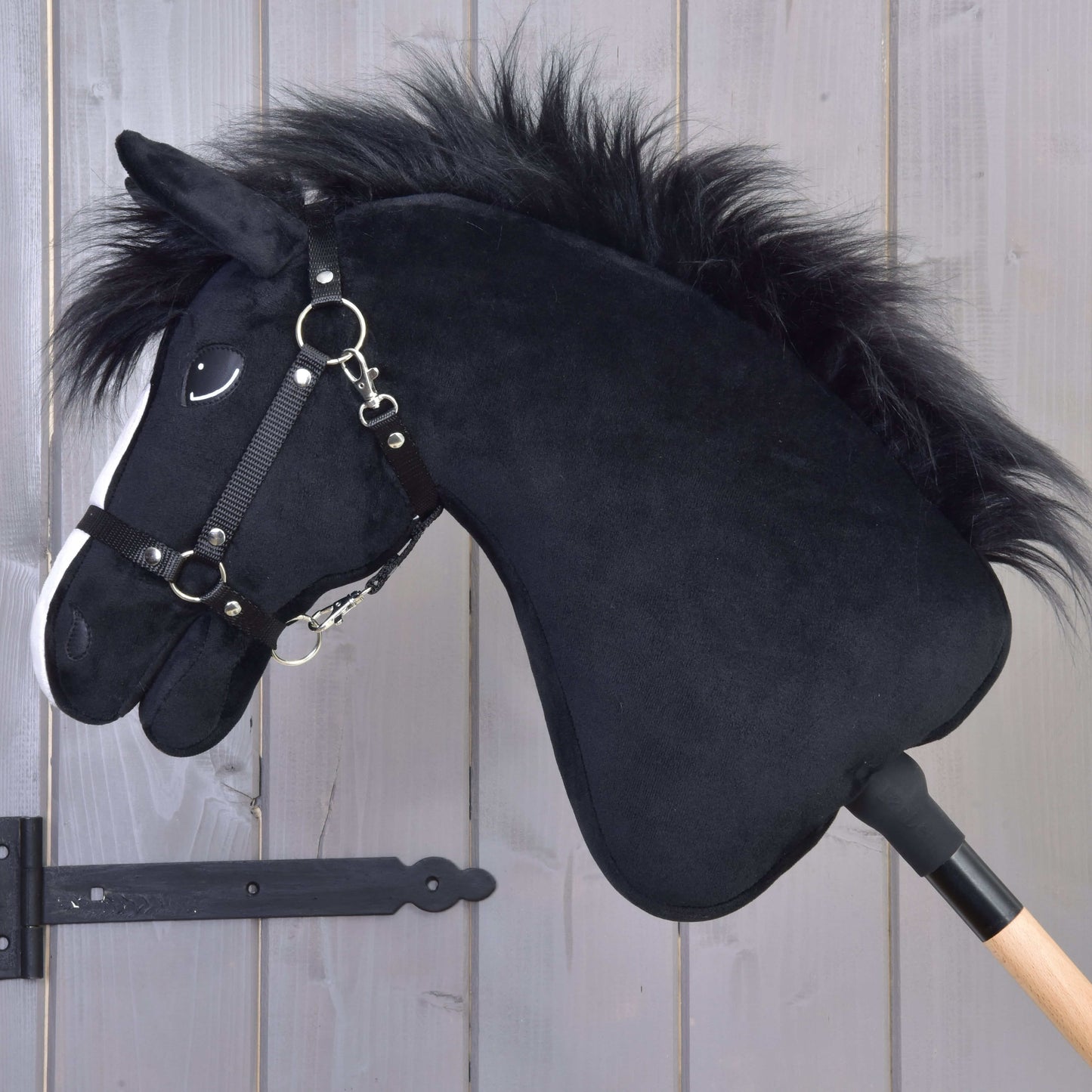 Hobby Horse Loki s černou ohlávkou od Hobby Horse LarDen má plyšové provedení ve stylu černého Welsh Coba, bílé znaky na nose a je upevněný na dřevěné tyči – ideální pro drezuru nebo nápaditou hru.