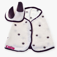 Set Loret od Hobby Horse LarDen je bílý fleecový zvířecí kostým s fialovým lemem, malými květinovými vzory a kapucí se dvěma vztyčenými fialovými rohy, inspirovaný hravými designy dek pro Hobby Horse.