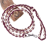 Hobby Horse - pletené vodítko Maroon od Hobby Horse LarDen s pleteným vínovo-bílým paracordem a kovovou karabinou, zobrazené stočené vedle větve stromu.