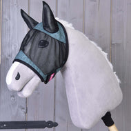 Maska proti hmyzu de Luxe Turquoise od Hobby Horse LarDen je nasazená na šedém plyšovém hobby horse s bílým čenichem, pózujícím před dřevěnými prkny. Omyvatelná maska poskytuje stylovou ochranu pro váš Hobby Horse.