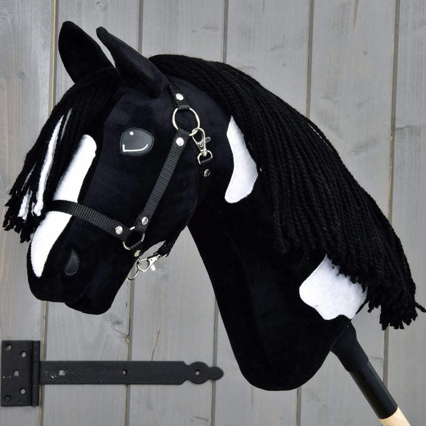 Hobby Horse Merlin s černou ohlávkou