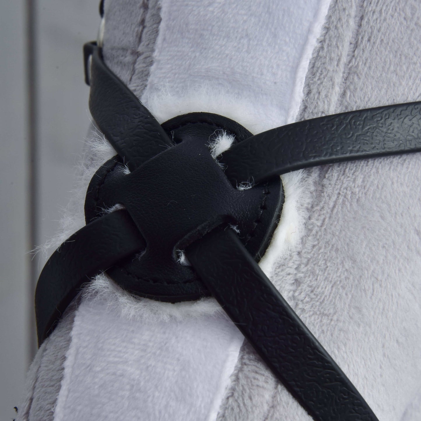 Detail produktu Mexický nánosník černý podšitý od Hobby Horse LarDen s černými řemínky z umělé kůže přes kulatou nášivku našitou na plyšové bílé a šedé látce — perfektní v detailu i pohodlí pro každého nadšence do Hobby Horse.