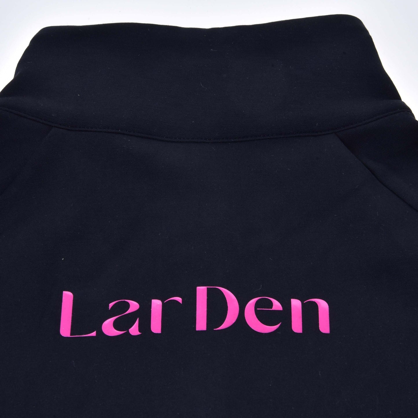 LarDen Mikina od Hobby Horse LarDen, stylová černá mikina s výrazným růžovým nápisem „LarDen“ na přední straně – ideální pro pohodlí a jakoukoli příležitost.