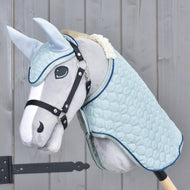 Set světle modré prošívané deky a čabraky na šedém Hobby Horse