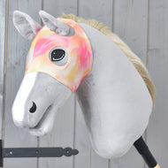 Růžová a oranžová maska pro Hobby Horse bez uší Mirage nasazená na šedém Hobby Horse